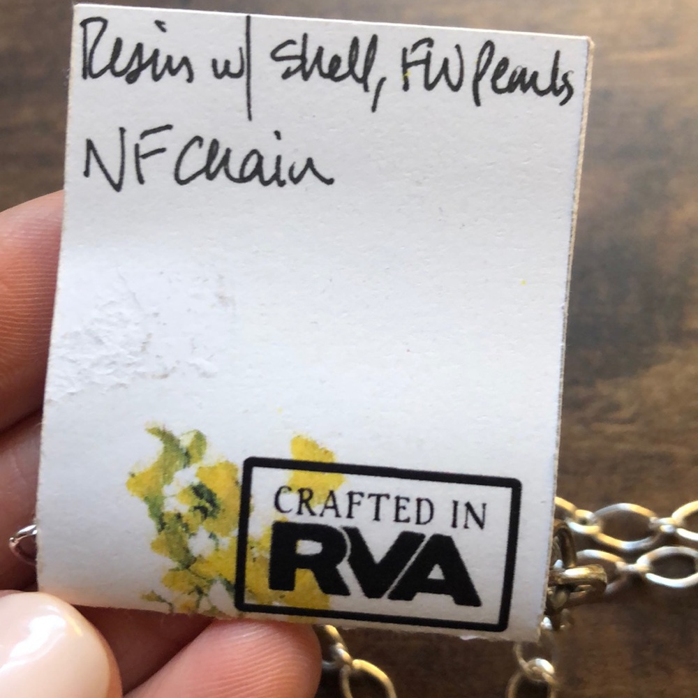 Shell Resin Necklace - Picture 4 of 4